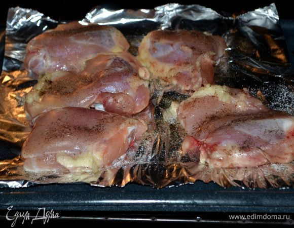 Кожицу снимем у бедрышек. Разогреем духовку до 200 гр.
Застелем противень фольгой. Выложим бедрышки. Поставим в духовку на 40-45 мин.