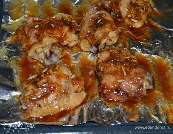 Готовые бедрышки смазать сладким соусом. И поставить обратно в духовку на 5 мин.