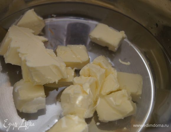 Заварное тесто: В воду добавить сливочное масло, соль и поставить на огонь, довести до кипения