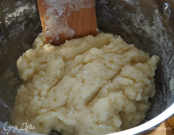 Добавить сразу всю муку и хорошо перемешать до образования однородного теста, снять с огня