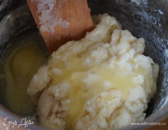 Дать тесту остыть и ввести в него яйца (по одному), каждый раз хорошо вымешивая тесто