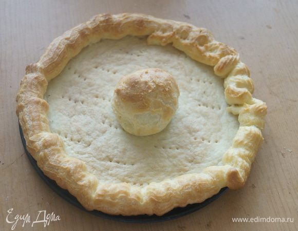 Поставить в разогретую до 200 градусов духовку, выпекать до золотистого цвета, во время приготовления духовку не открывать.