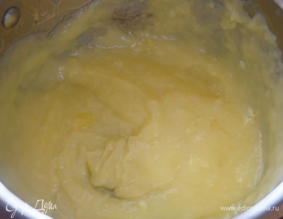 Добавляем размягченное сливочное масло и хорошо перемешиваем до однородной массы, убираем в холод до полного остывания. Взбиваем перед выкладываением на торт
