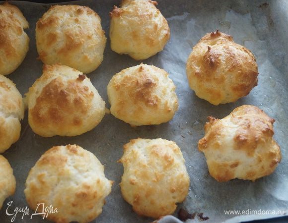 Из оставшегося теста выпекаем профитроли