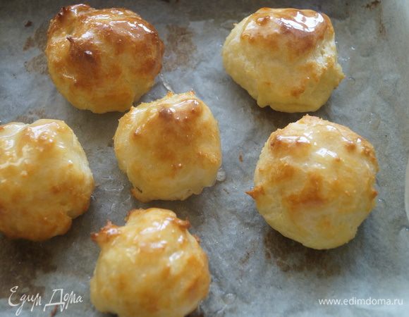 Готовим карамель: смешать воду и сахар и варить до загустения. Окунаем каждый профитроль в карамель и выкладываем на поднос для застывания карамели