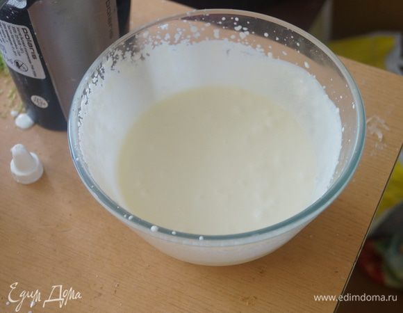 Для сливочного крема: взбиваем сливки с ванильным сахаром