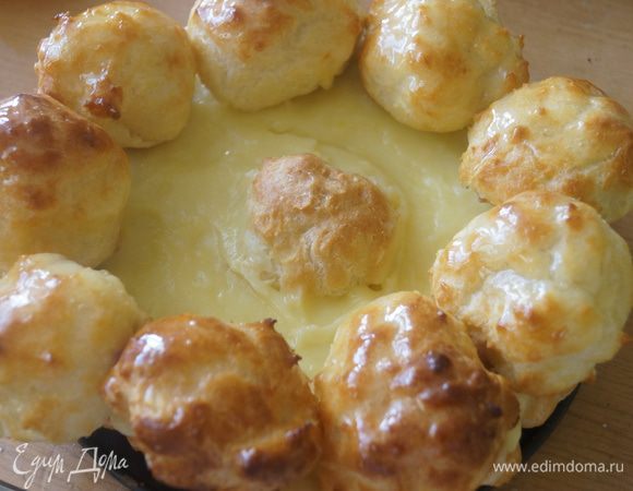 Усадить сверху, на крем, профитроли