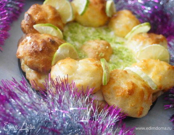 Украсить взбитыми сливками, цедрой лайма и кусочками лайма