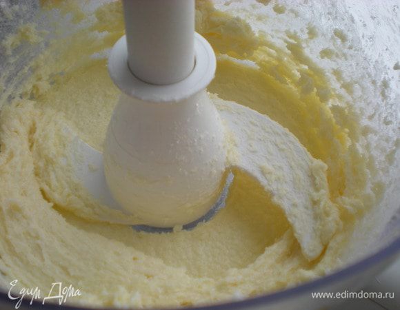 Бисквит. Размягченное масло взбить с сахаром.