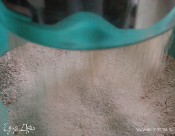 Муку просеять, смешать с какао, солью и разрыхлителем, аккуратно добавить в масляно - кофейную смесь.