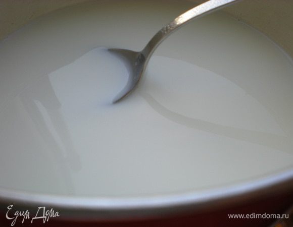 Мусс. Молоко нагреть с 4-мя столовыми ложками сахара.