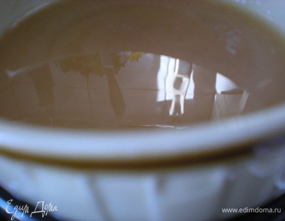 Желатин замочить в алкоголе, поставить на водяную баню, распустить. 