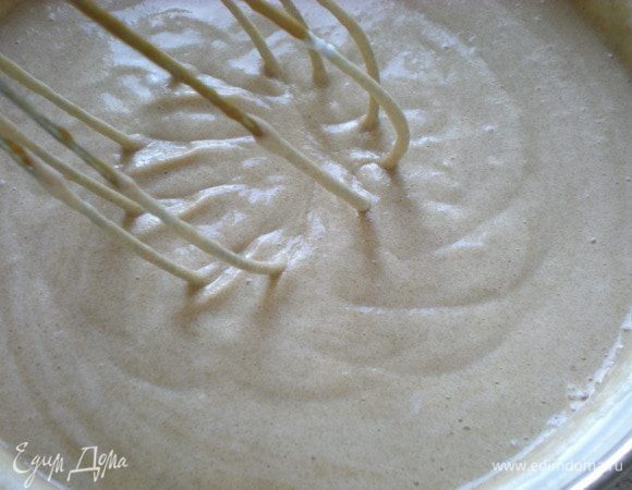 Соединить крем с распущенным желатином. 