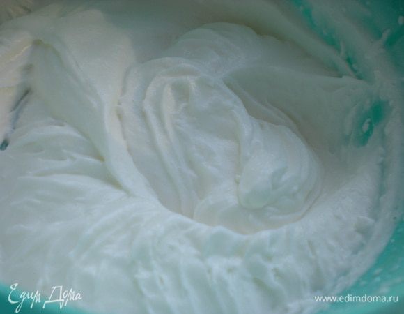 Сливки взбить, аккуратно вмешать в остывший крем.