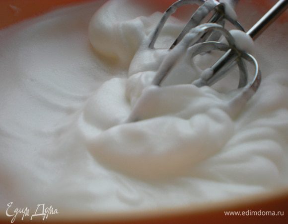 Взбить белки в густую пену, добавить 2 столовые ложки сахара, аккуратно  вмешать в крем. 