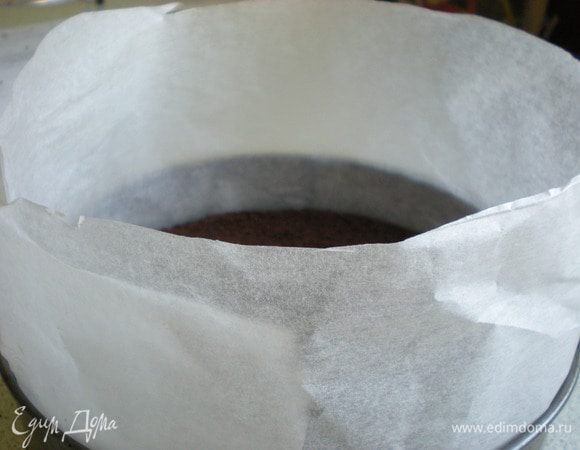 Сборка. Бисквит ложем в форму. При помощи бумаги для выпечки делаем бортики. 