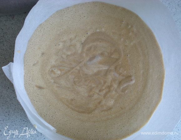 Теперь аккуратно вылить крем в форму и поставить застывать. Я оставила на ночь. 