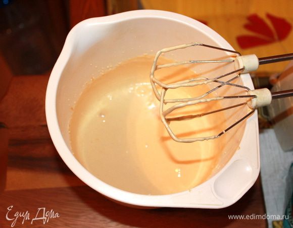 Для теста: Сахар смолоть в пудру (не обязательно, мне так удобнее).  Желтки и сахар взбивать так долго, чтобы кремообразная масса стояла (без миксера не обойтись).  