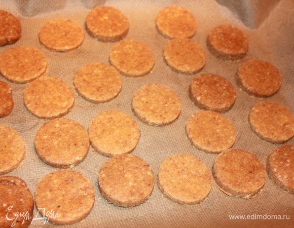 Положить на противень, покрытый пергаментом, поставить в предварительно нагретую до 175-185 гр.  духовку на 10-15 минут.