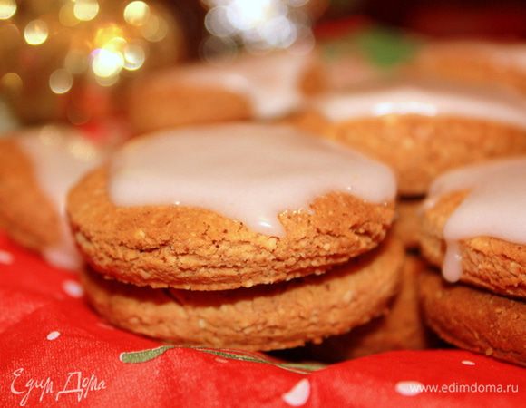 Глазурь: 100 г сахарной пудры просеять, аккуратно смешать с 1-1,5 ст. ложками лимонного сока так, чтобы образовалась жидкая масса. Печенья обмазать сразу после выпечки. 