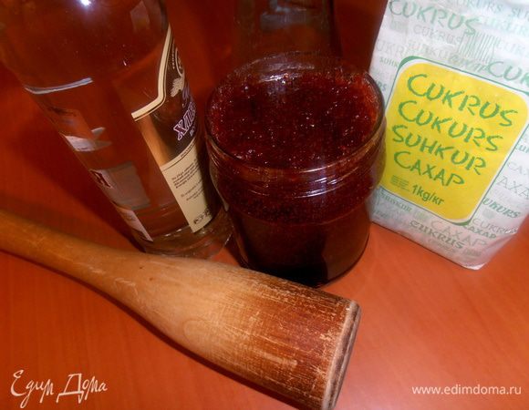 Для свежих (или замороженных) ягод нужна толкушка, но у меня клюква перетёртая с сахаром, поэтому я себе упростила процесс.