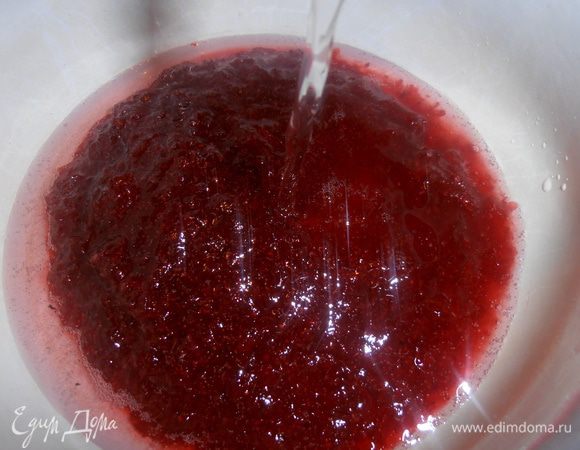 Целые ягоды клюквы нужно потолочь толкушкой для пюре и прямо в раздавленную клюкву вылить бутылку качественной водки. Я взяла готовую баночку "клюквы через мясорубку" из запасов на зиму и залила водкой.