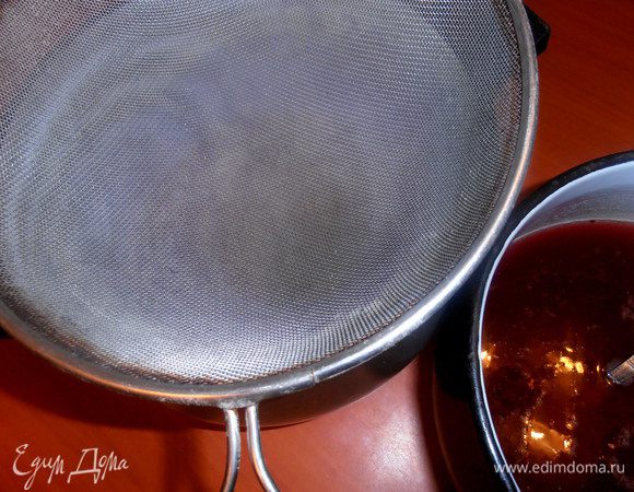 После этого готовим сито над кастрюлей...