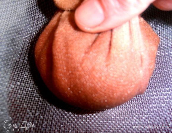 В конце перекручиваем края марли и отжимаем в ладонях.Отжимки выкинуть!