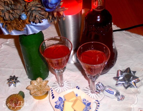 Настойка получается градусов 15-20 и, как правило, больше нравится женщинам... Имея такую бутылочку в запасах, можно отпугнуть надвигающуюся простуду, да и просто посидеть с подружками!