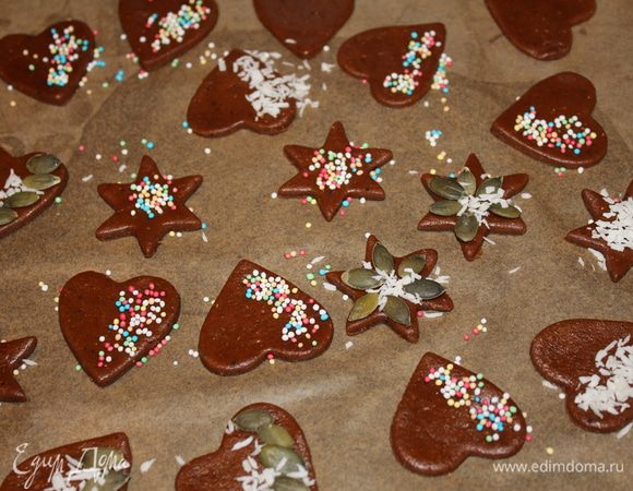 Печенья пипаркук для украшения. Раскатать тесто, вырезать формочками фигурки, украсить, по желанию, выпекать 7-10 мин в духовке на 180 градусов.
Сначала печенье будет мягковатое, но остынет, затвердеет.