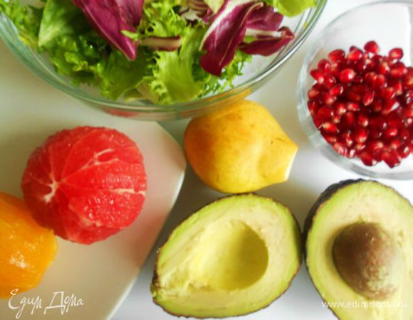 Салаты порвать руками, фрукты очистить, нарезать авокадо и грушу ломтиками, цитрусовые сегментами и без перепонок. Перемешать всё в салатнике или выложить на индивидуальные тарелки.