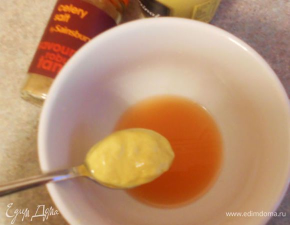 Для заправки в рецепте указан яблочный или белый винный уксус ( я собираю сок от апельсина и грейпфрута, добавляю щедро лимонный)+ сахар, соль, оливковое масло, горчицу (у меня дижонская)+ семена мака или сельдерея. Лучше, конечно, с семенами сельдерея. Растолочь их в ступке. Можно использовать и сельдерейную соль, её легче найти. Взбить хорошо и охладить в холодильнике до использования. Подать отдельно в соуснике.