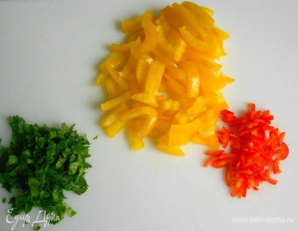 Тонко нарезать сладкий перец, петрушку и чили.