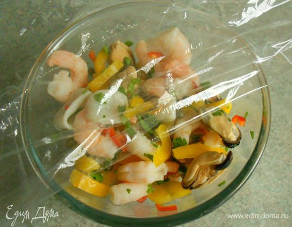 Хорошо перемешать, закрыть пищевой плёнкой и поставить в холодильник на 30 мин.Салат желательно съесть сразу, не оставляйте его на следующий день.