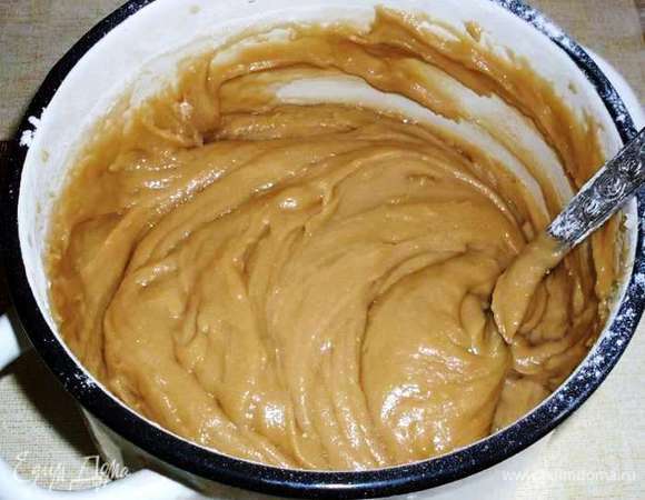 …..и быстро всыпать 3 стакана муки, продолжаем энергично мешать, заваривать муку на паровой бане 2-3 мин, до того момента как тесто станет тягучим и вязким.

