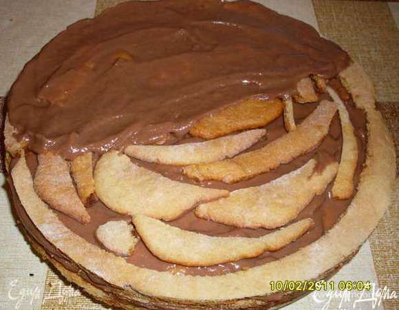 Тесто, не вынимая из кастрюли, разделить на 5 частей. Брать столовой ложкой- побольше захватывать теста.  Раскатывать на пергаментных листах  с присыпанием муки на лист и скалку. Обрезаем по тарелке нужного диаметра. Излишки теста никуда не убираем.  И на этих же листах отправляем в духовку.  

 Выпекаются  при температуре 180  град.ок.5 мин. НЕ ЗАСУШИВАТЬ! чтобы были нежными.
Печь до желтого, а не коричневого(!) цвета. Остужать, не снимая с пергаментных листов. 
Подрезаем по нарисованному  кругу, обрезки я использую в середине торта, укладывая их плотно друг к другу. На посыпку тоже хватит.
