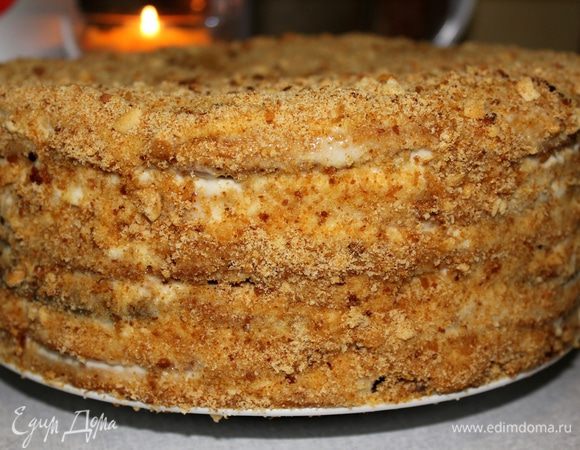 Для крема сметану хорошего качества не кислую и не жидкую просто смешать с сахаром, подождать когда сахар раствориться минуты 3.



Промазать коржи кремом не жалея, щедро. Обрезки  раскрошить рукой, посыпать бока и верх, дать пропитаться крему 3часа в теплой комнате.
Посмотрите какой он высокий, воздушный. 