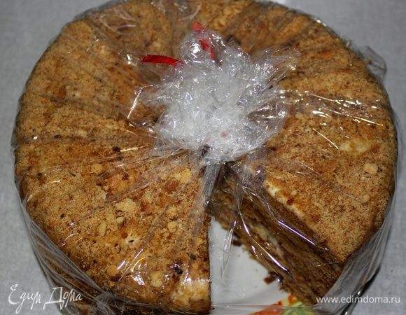  И торт становиться неженкой.  
Если оставляете на ночь, советую не ставить в холод и  обернуть его пленкой. 
