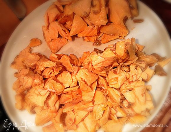 Рыбу помыть, положить в кастюлю с холодной водой и целой луковичкой. Довести до кипения, снять пену, добавить горошины перца, соль, лаврухку. Варить минут 20. Остудить рыбу. Перебрать. Блендером смолоть в пюре. Бульон процедить.