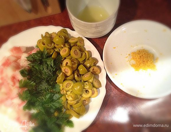 С лимона снять цедру, половинку лимона нарезать дольками, с другой половины отжать сок. Порезать оливки, крабовое мясо и зелень. Смешать лососевое пюре, крабовое мясо, зелень, цедру, лимонный сок. Приправить приправами.