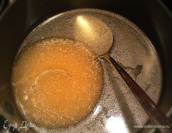 В кастрюлю добавить 250 мл бульона и желатин, нагреть, помешивая, до полного расторения желатина. Помидоры черри разрезать пополам, выложить их срезами вниз в прямоугольную форму для кекса, по бокам разложить дольки лимона. Залить бульон с желатином примерно на 2 см и поставить в морозилку на 10 мин.