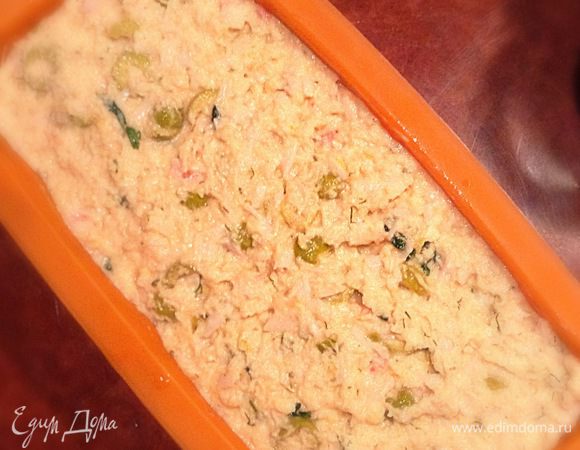 В миску с лососевой массой вылить оставшийся бульон и перемешать. Форму с момидорами достать из морозильной камеры и выложить лососевую массу. Вернуть в холодильник. Закуска будет готова через 4-5 часов.