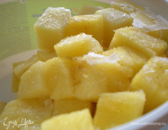 и ананас положить в морозильную камеру