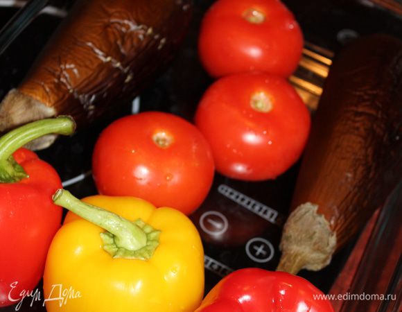 Поставить противень с овощами в разогретую до 220-240°C духовку и запекать до мягкости.
Через 20-25 минут будут готовы помидоры и перец (вынуть их из духовки и накрыть пищевой пленкой).
Баклажаны запекать около 40-50 минут - они должны стать абсолютно мягкими.

Совет. Для удобства, можно сначала поставить запекать баклажаны, а за 20-25 минут до готовности положить к баклажанам помидоры и перец. Тогда овощи будут готовы одновременно.