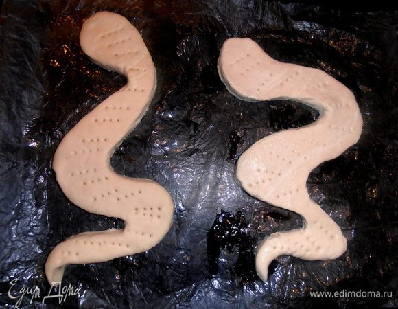 Выкладываем обе выкройки на смазанный пергамент на противень.Накалываем вилкой,чтобы не было бугров!