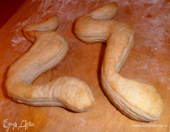 Змейки пекутся быстро.После выключения оставим их в духовке,чтобы закрепить форму.
