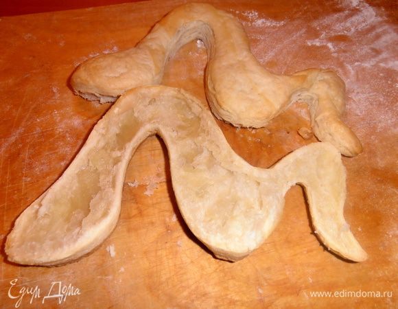 Когда совсем остынут,острым ножом разрезаем вдоль и раскрываем обе части.