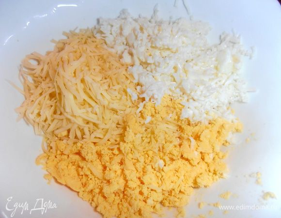 Готовим начинку!Сыр натираем на мелкой тёрке,затем белки...Желтки я просто разминаю вилкой.