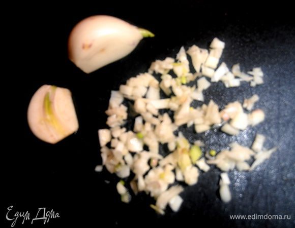 Чеснок мелко нарезаем по вкусу.