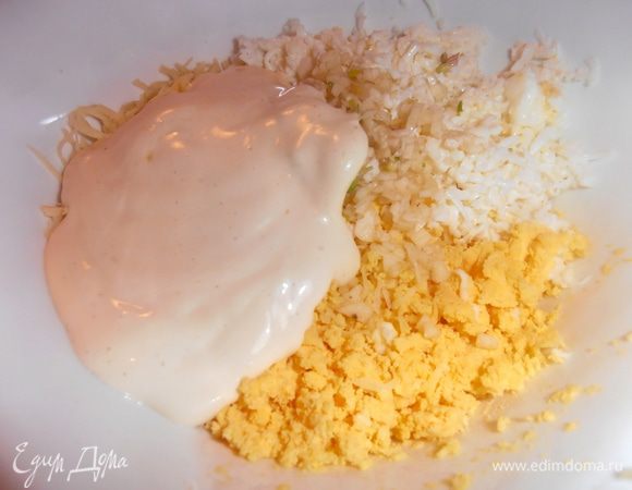 Вмешиваем майонез не очень много.Начинка должна быть густой,чтобы не вылезала с боков!